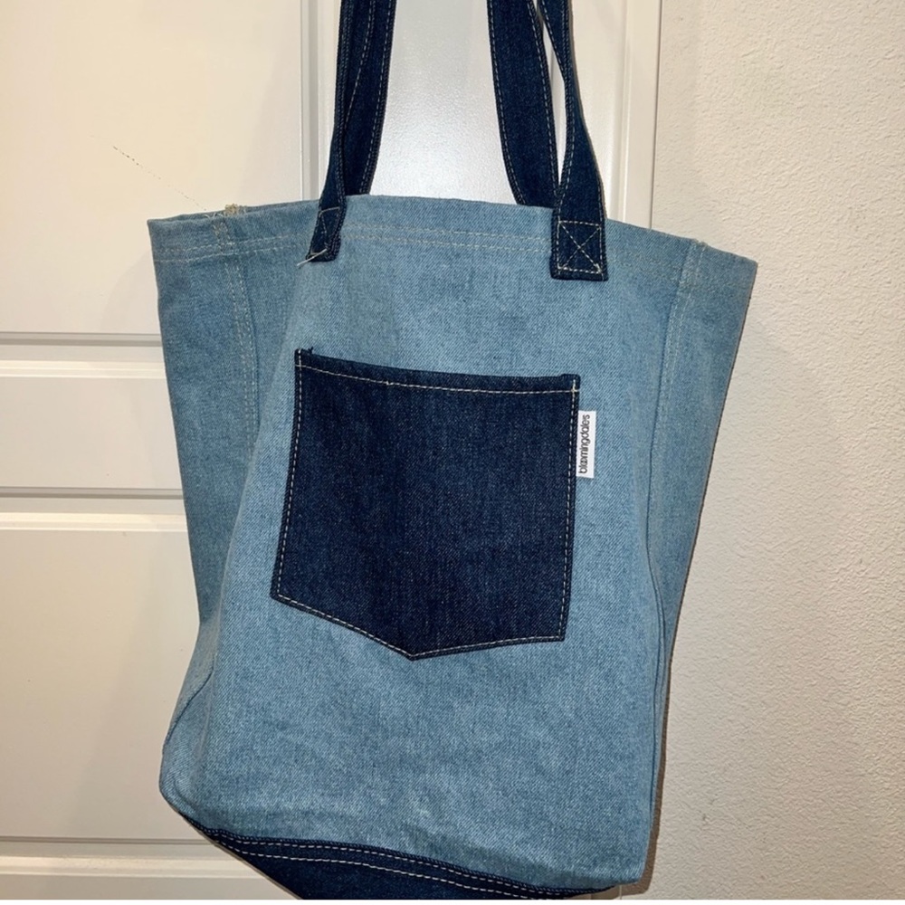 Bloomingdale’s shoulderbag.